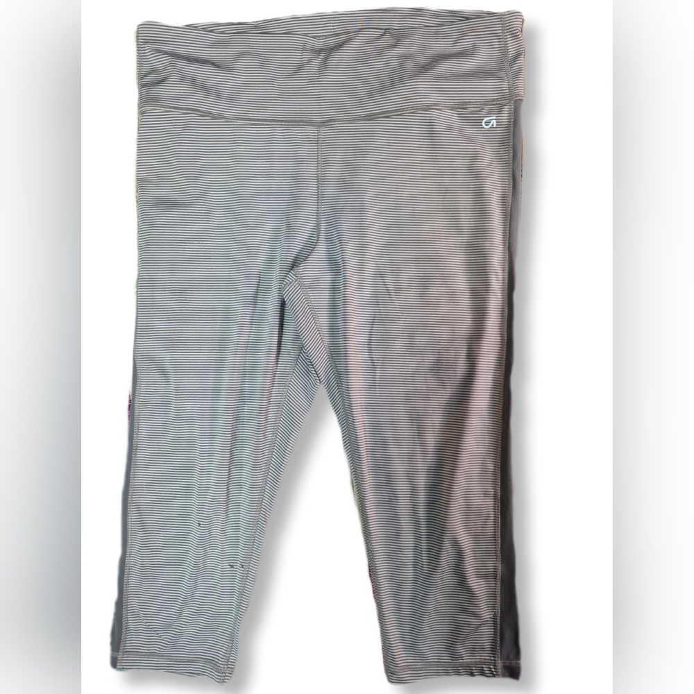GapFit Eclipse Women's Gray & White Stripe Stretch Athletic Capri Pants